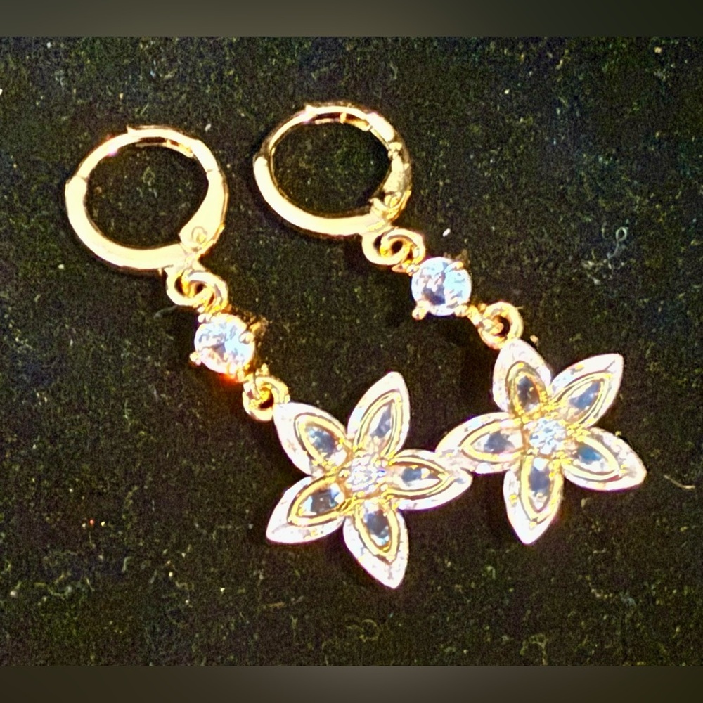 Gold tone white stones flower earrings - Picture 1 of 2